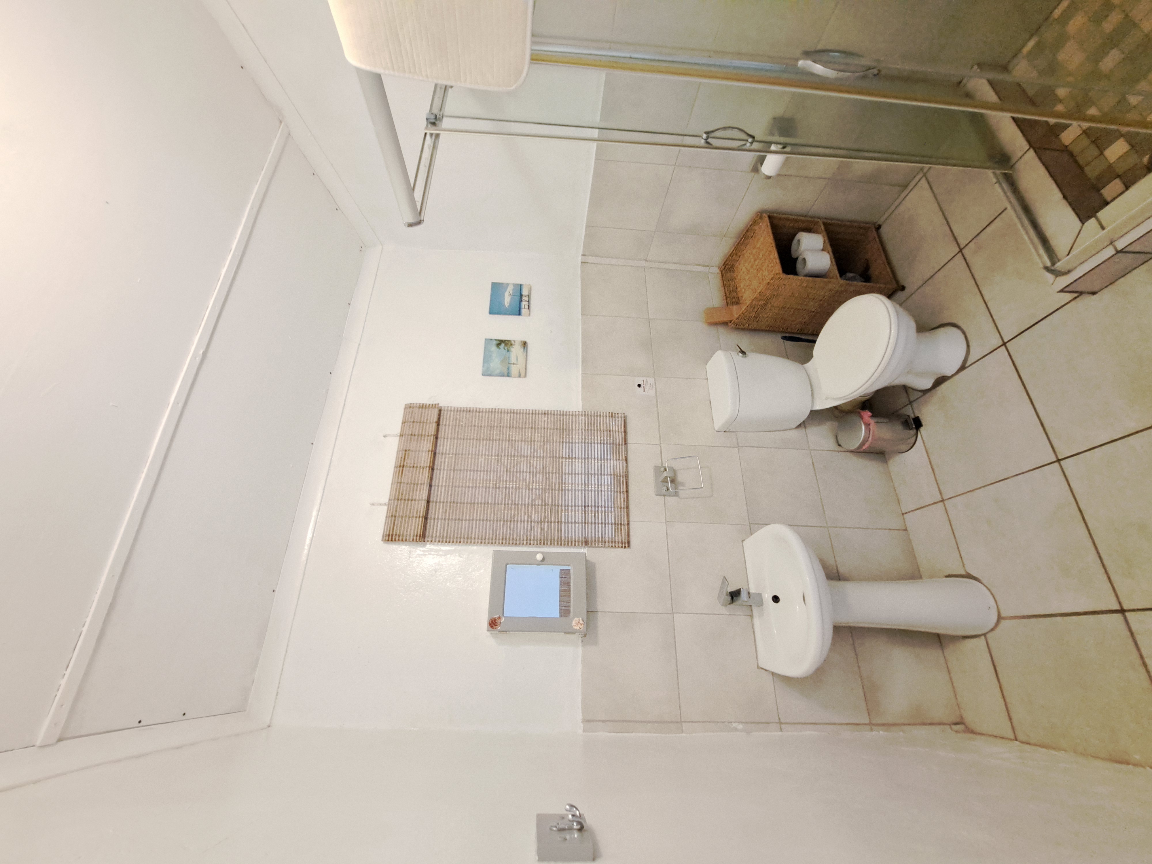 Queen-size bed ensuite