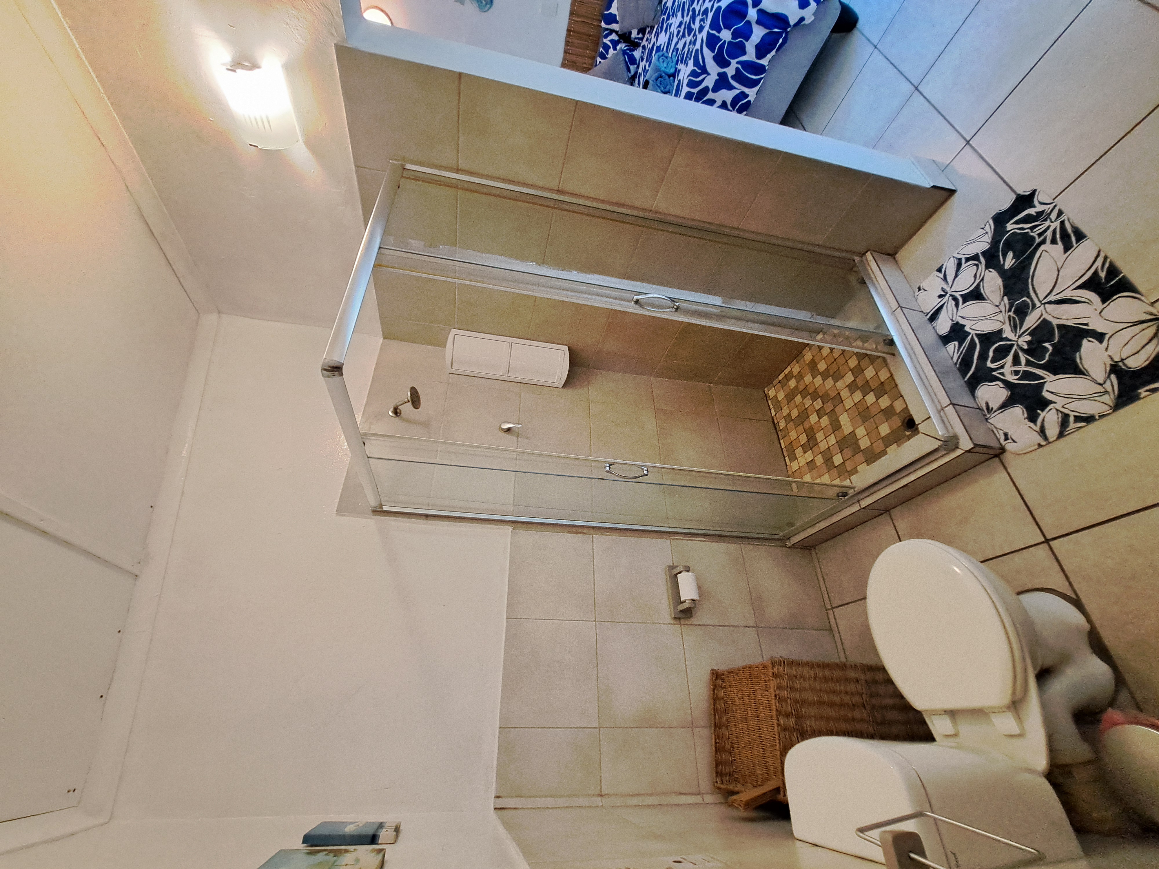 Queen-size bed ensuite