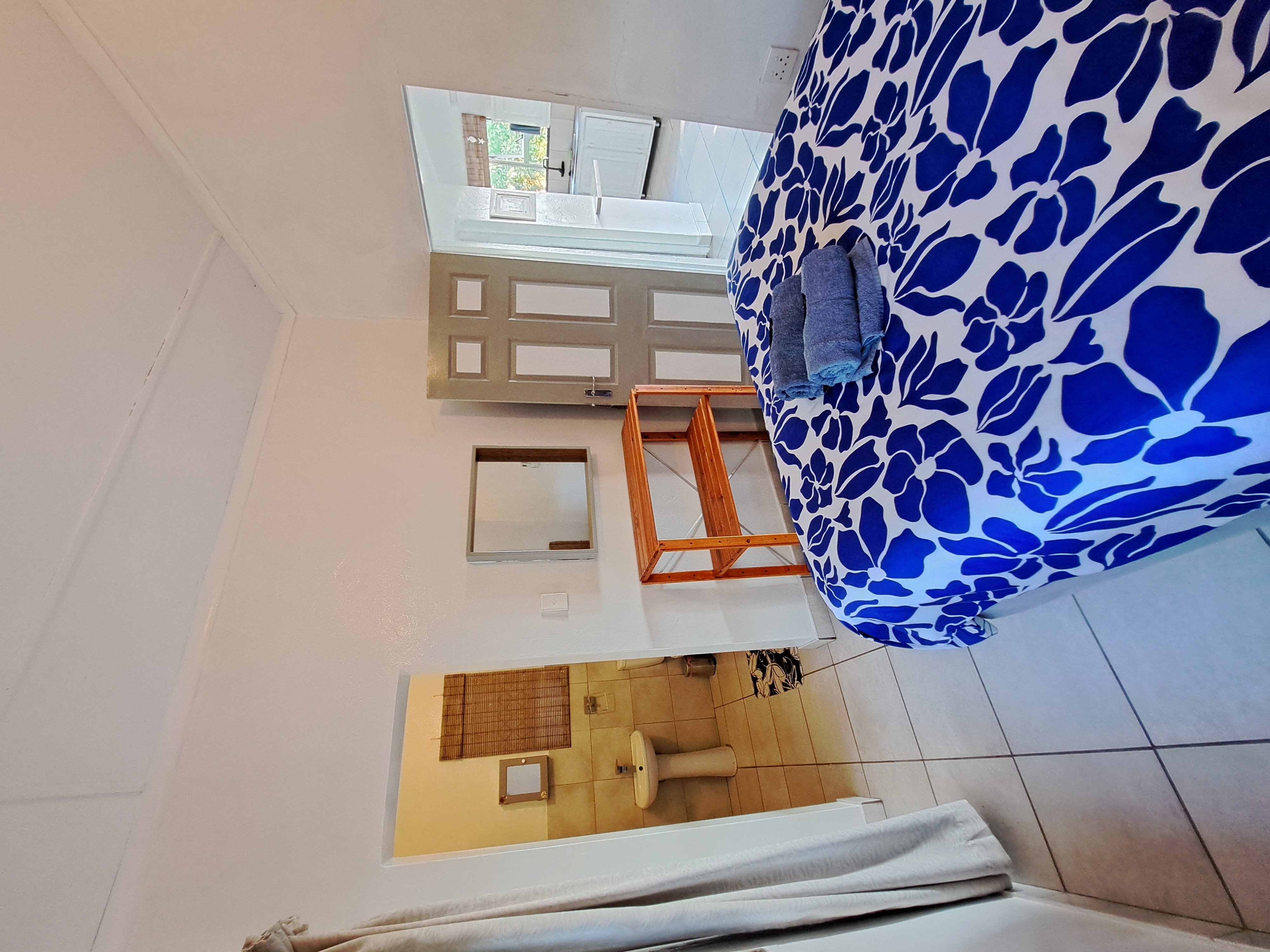 Room 2 - Queen-size bed with ensuite