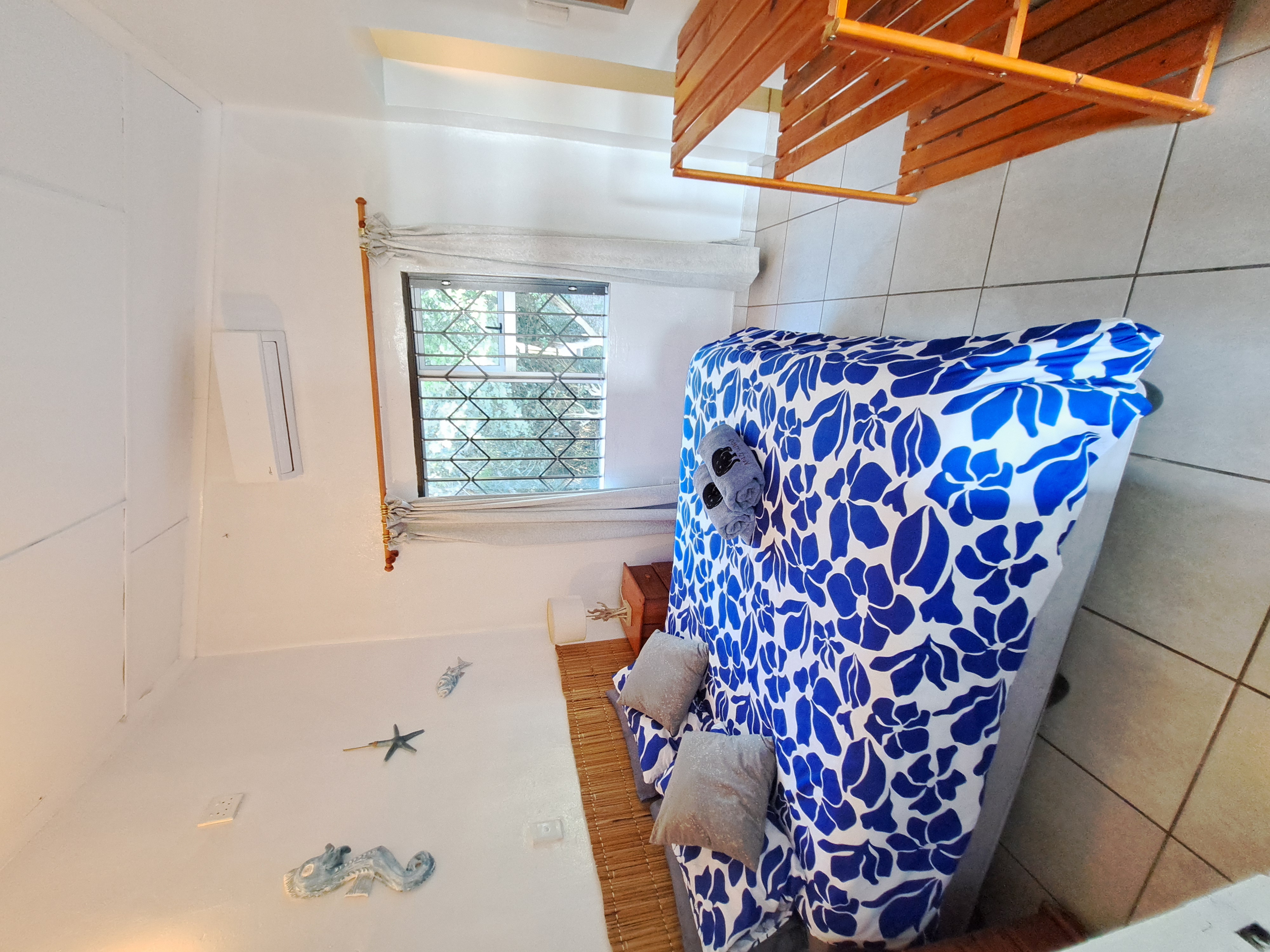 Room 2 - Queen-size bed with ensuite